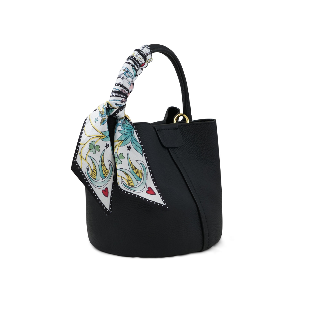 ADA IN PELLE MOUSSE NERA CON FOULARD